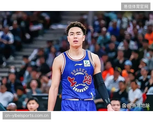 上海队年轻球员李添荣在总决赛首战成为奇兵，其高效的外线投射为古德温分担了进攻压力。